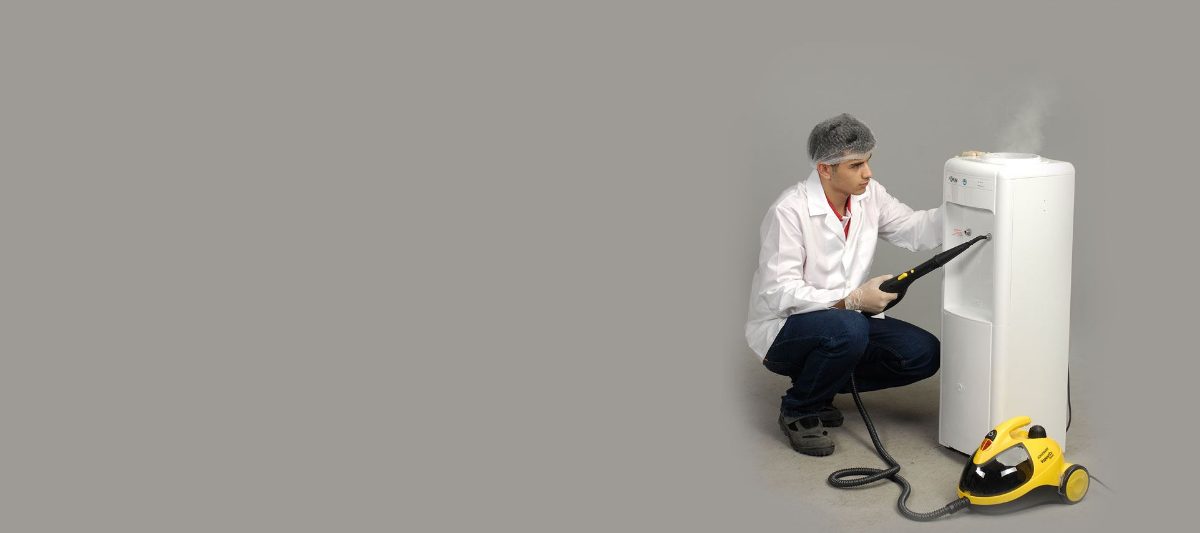 Su sebilini basınçlı buharla temizleyen Mirsebil teknisyeni